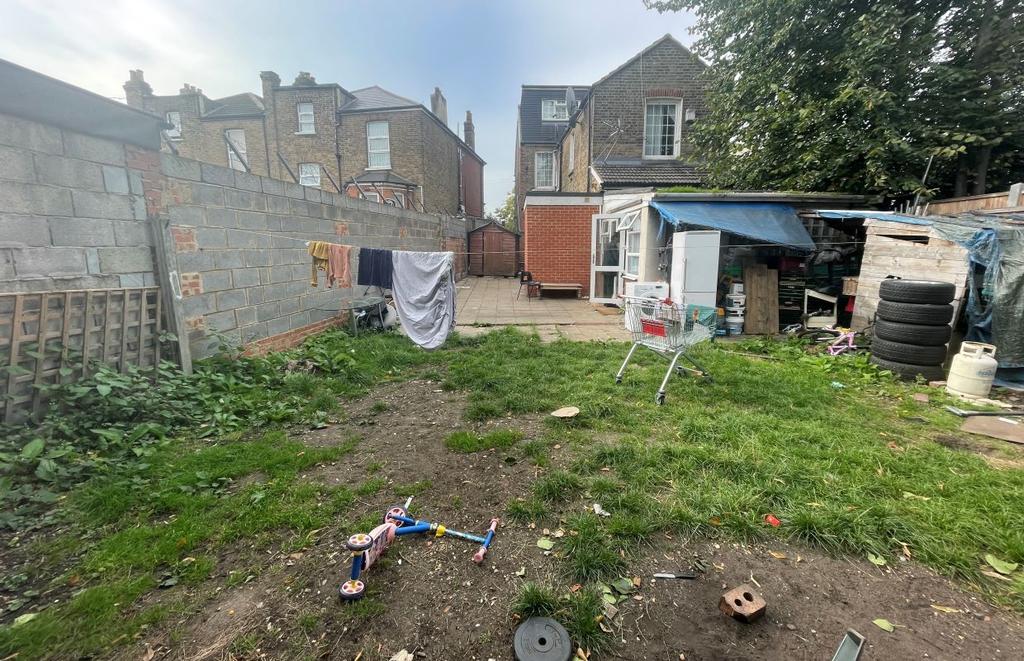 3 Holly Road, Wanstead, London, E11 2PF 5 bed block of apartments £