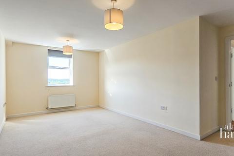2 bedroom flat to rent, Cloatley Crescent, Royal Wootton Bassett, SN4