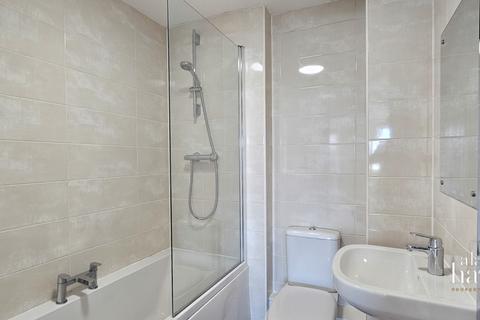 2 bedroom flat to rent, Cloatley Crescent, Royal Wootton Bassett, SN4