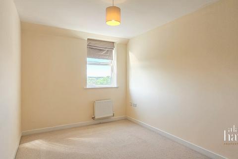 2 bedroom flat to rent, Cloatley Crescent, Royal Wootton Bassett, SN4