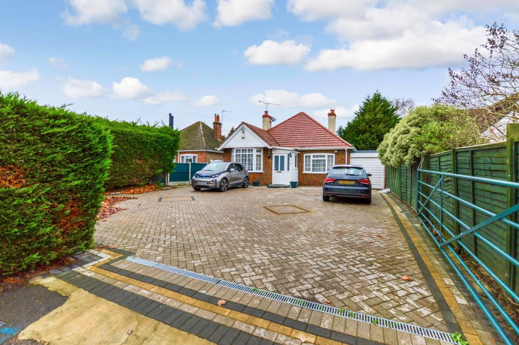 Green Lane, Chertsey, Surrey, KT16 4 bed detached bungalow £2,600 pcm