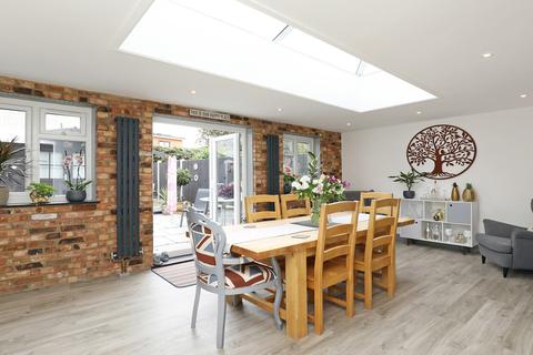 31 Hawthorn Hatch, Brentford, TW8 8NY
