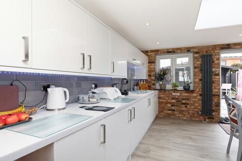 31 Hawthorn Hatch, Brentford, TW8 8NY