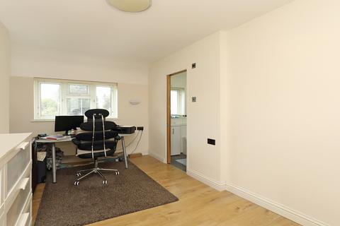 31 Hawthorn Hatch, Brentford, TW8 8NY