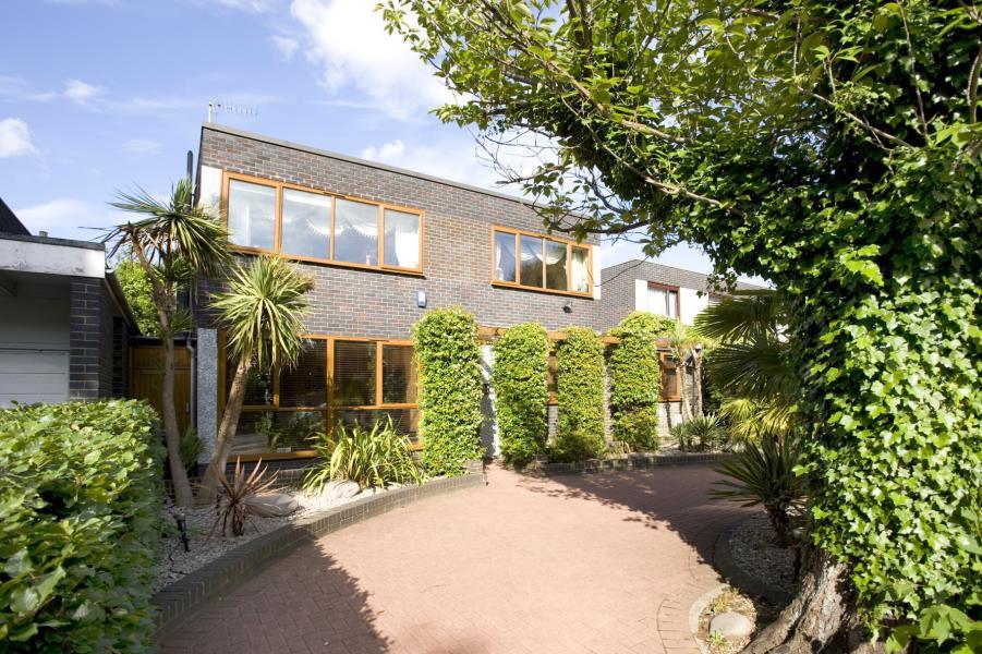 Denewood Road, Highgate, N6 4 bed detached house £7,995 pcm (£1,845 pw)