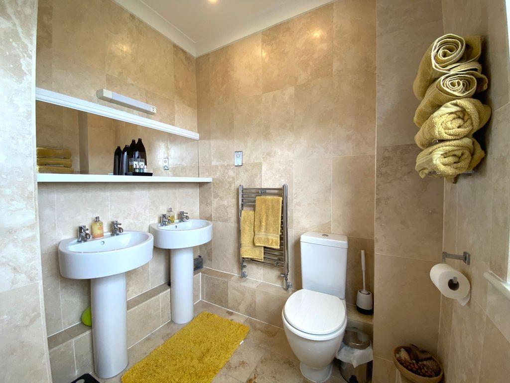 Ensuite to Bed 1