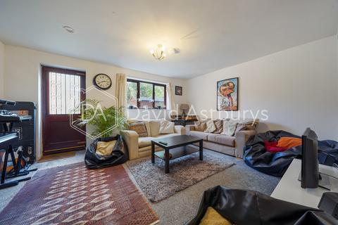 3 bedroom semi-detached house to rent, Lancaster Road, Finsbury Park, London