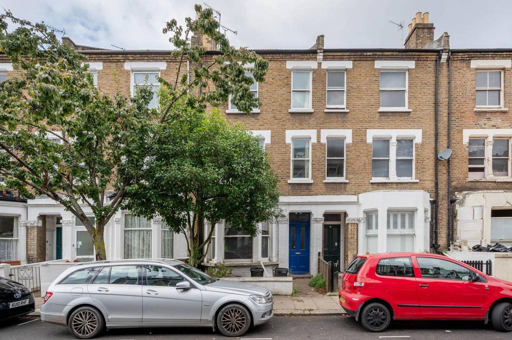 Sulgrave Road, Hammersmith, London, W6 3 bed flat £3,250 pcm (£750 pw)