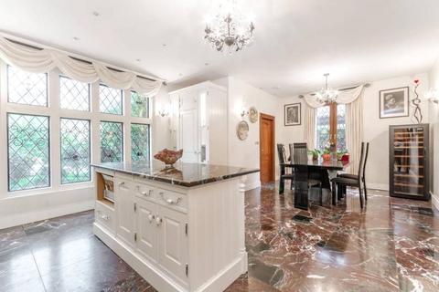 4 bedroom detached house to rent - Princes Way, London, SW19