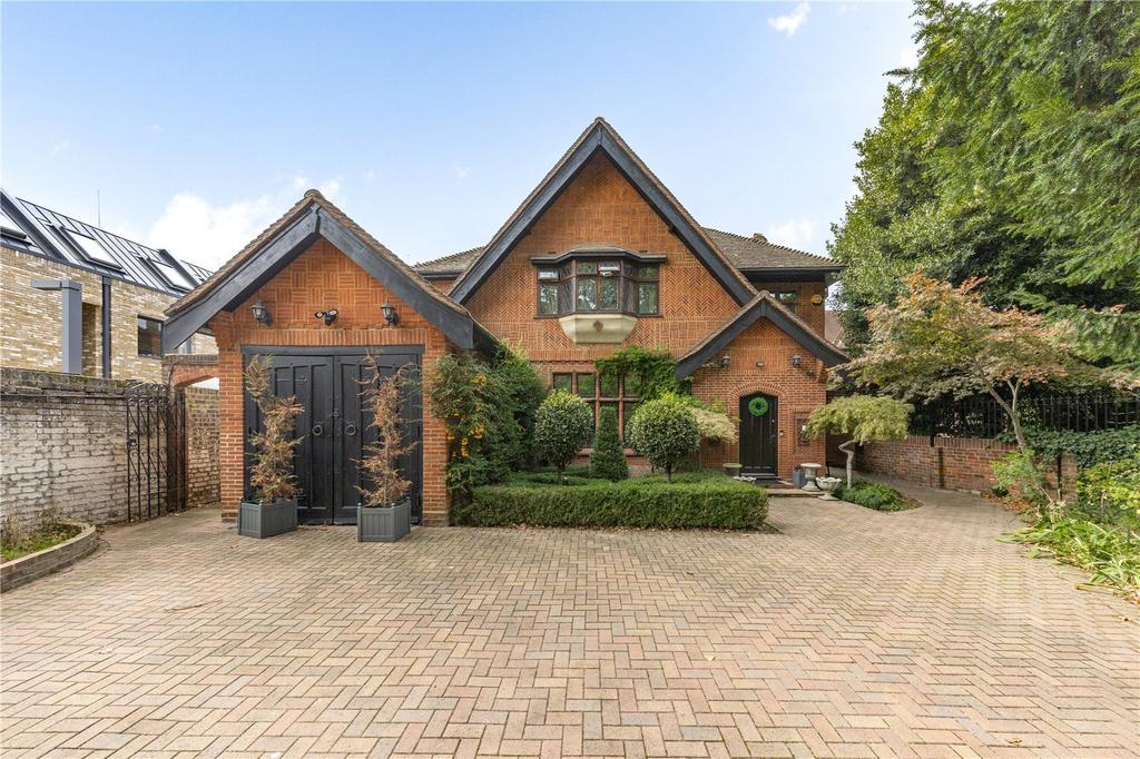Princes Way, Wimbledon, SW19 4 bed detached house £6,500 pcm (£1,500 pw)