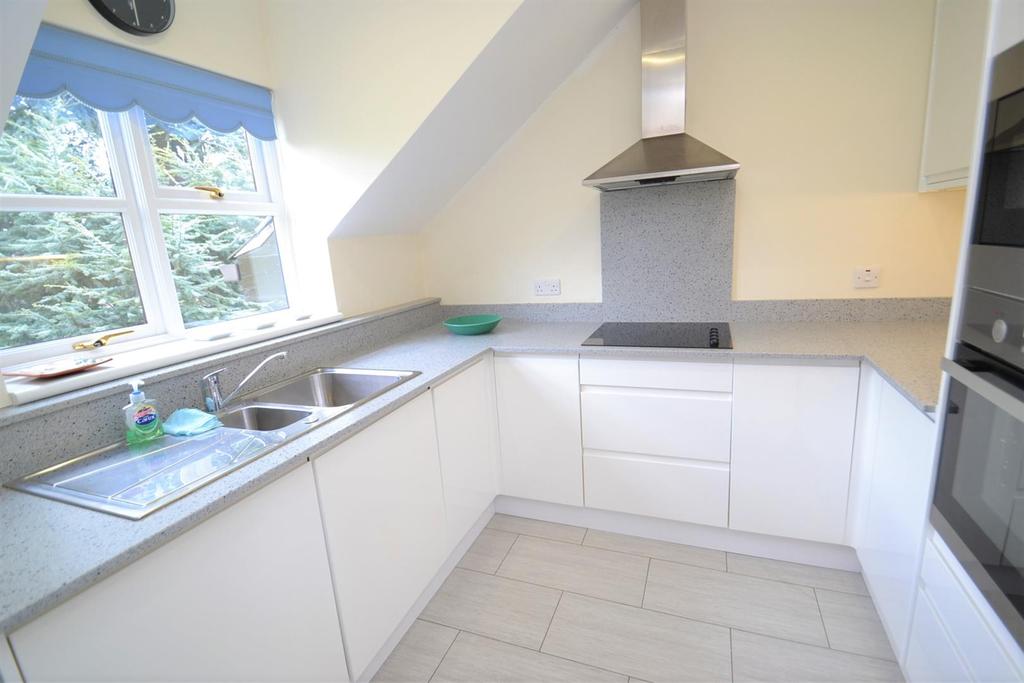 Slade Court, Watling Street, Radlett 2 bed apartment £400,000