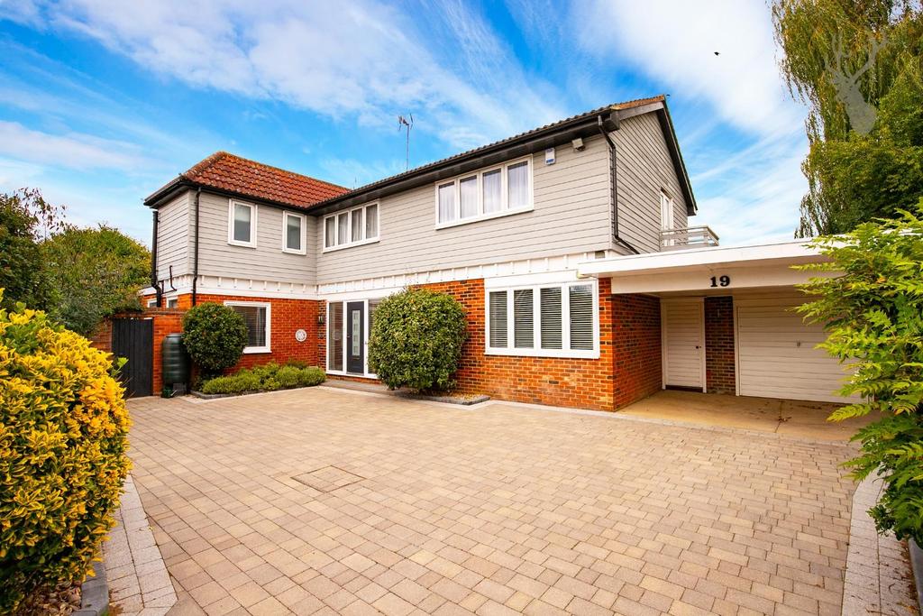 Highfield Place, Epping 4 bed detached house £1,400,000
