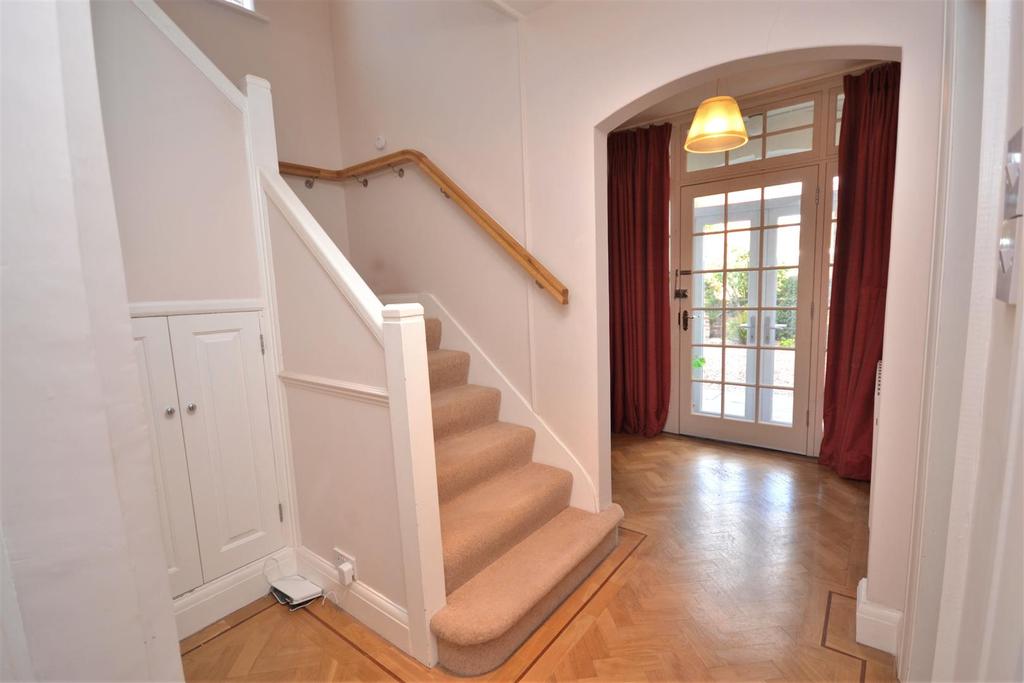 Grandfield Avenue, RadcliffeOnTrent, Nottingham 4 bed detached house £695,000