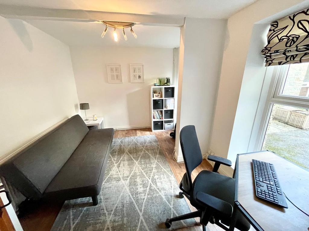 Fifth bedroom/ reception