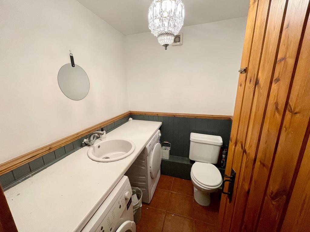 Utility room/cloaks room