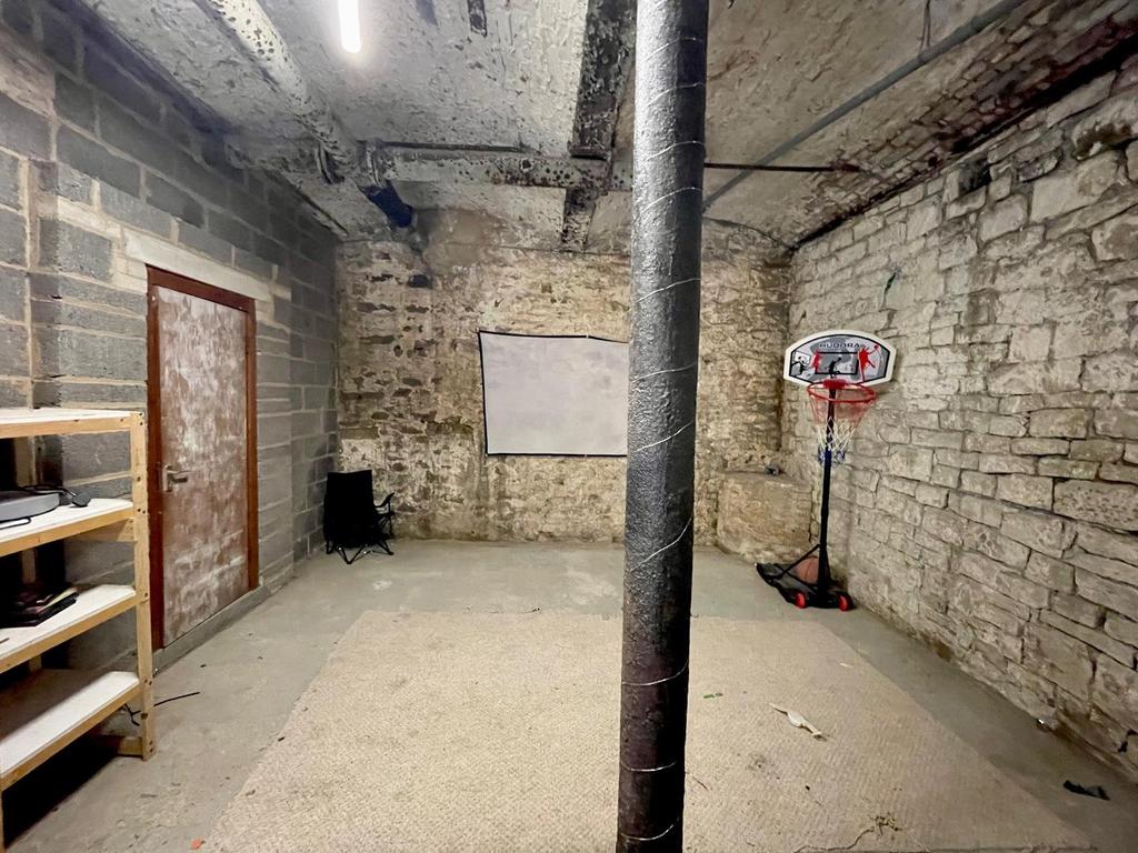 Integral garage/workshop