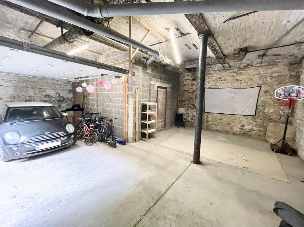 Integral garage/workshop