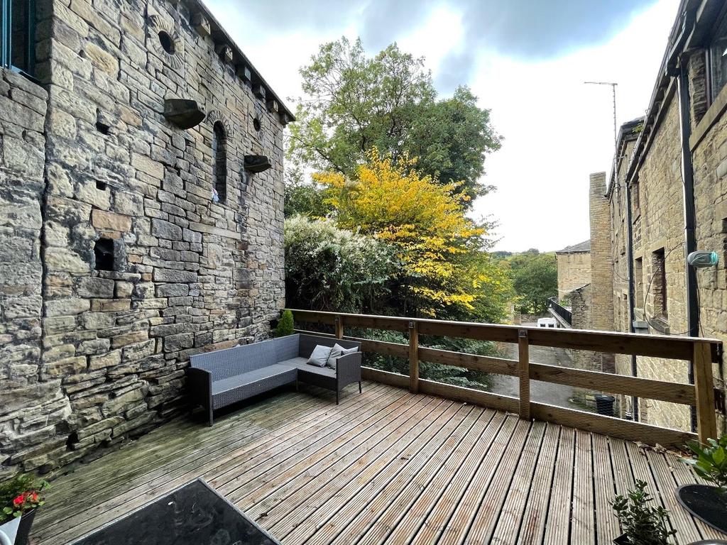 Raised balcony / decked area