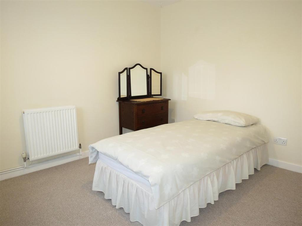 94 The Paddocks - Bed 2.JPG