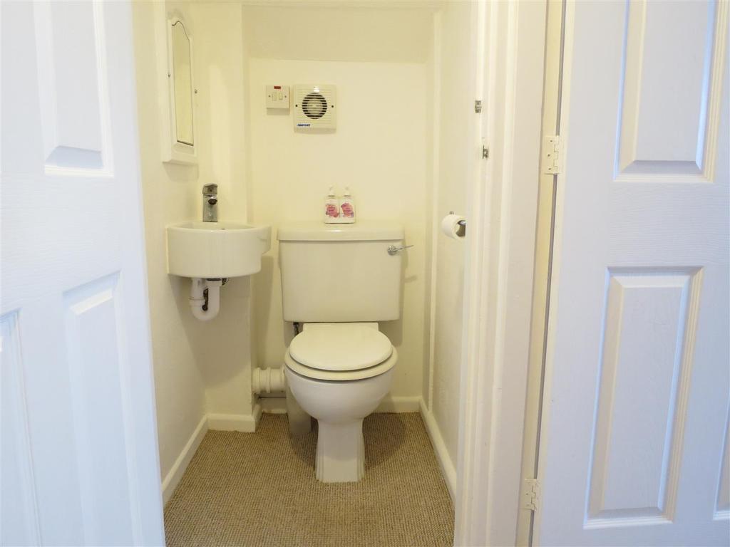 94 The Paddocks - First floor wc.JPG