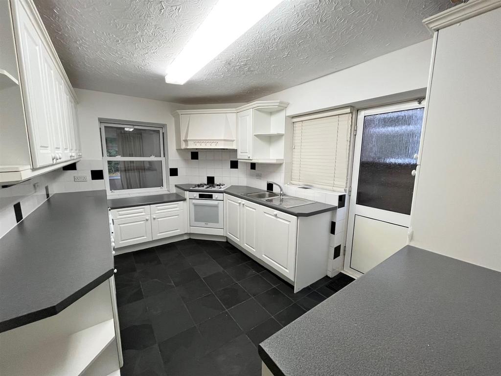 Lawnswood Avenue, Shirley, Solihull 3 bed house £1,100 pcm (£254 pw)