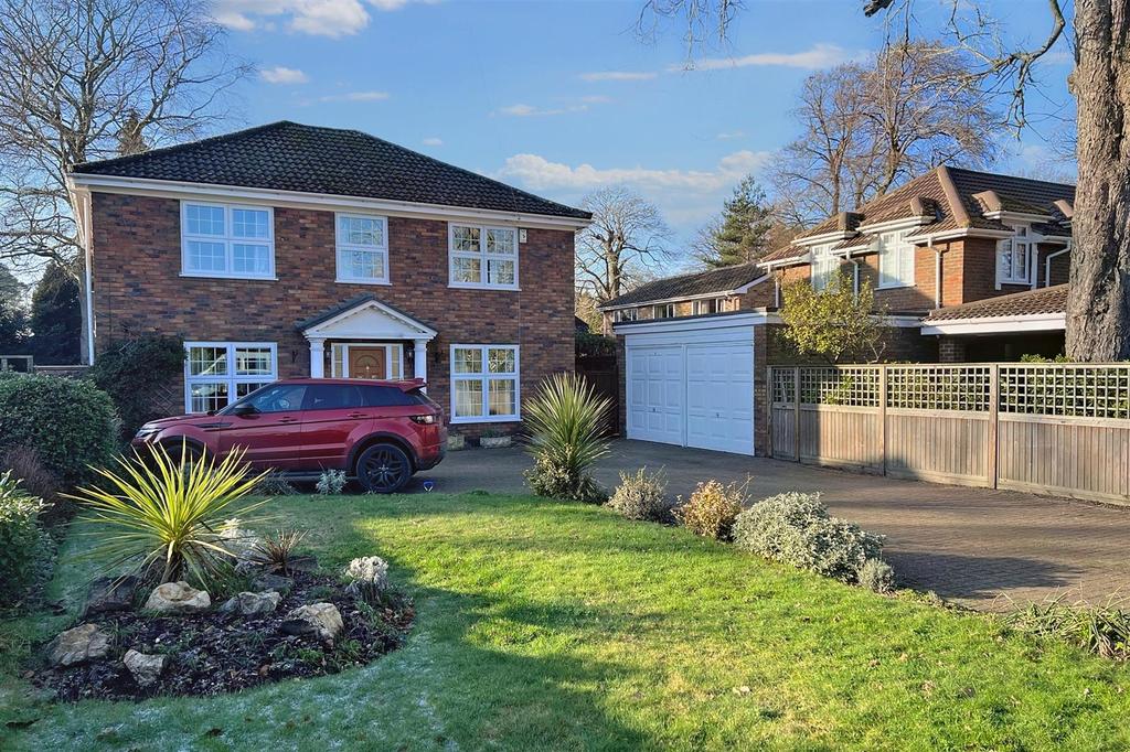 Avenue Road, Farnborough 4 bed detached house £850,000