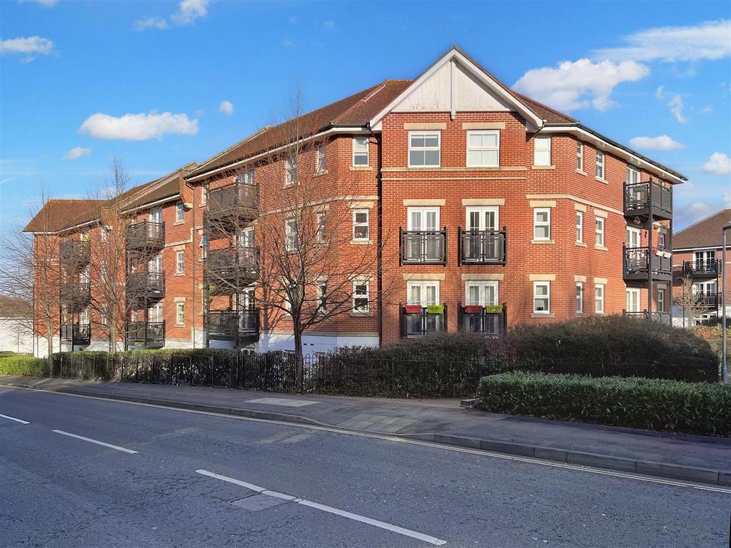 Bell Chase, Aldershot 2 bed apartment for sale £222,500