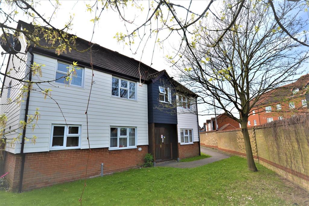 Thornborough Avenue, South Woodham... 2 bed apartment £825 pcm (£190 pw)