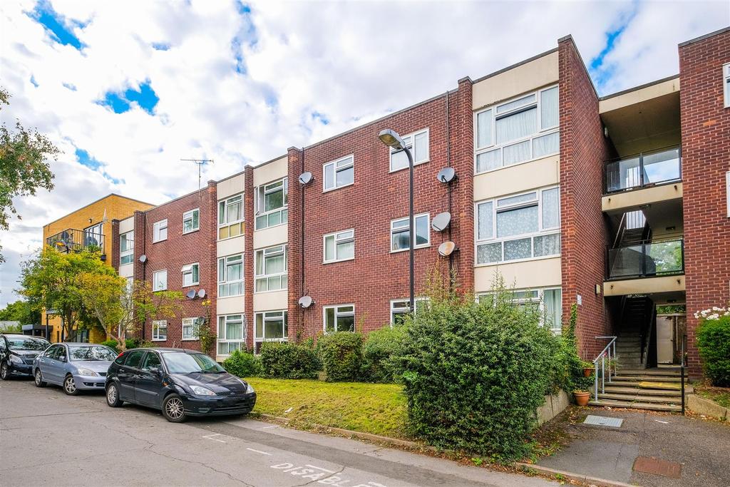Beresford Road, Chingford 2 bed flat £1,300 pcm (£300 pw)