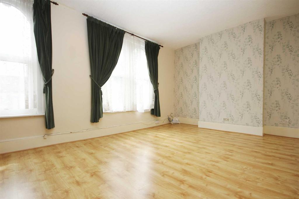 Coppermill Lane, Walthamstow E17 2 bed flat £1,450 pcm (£335 pw)