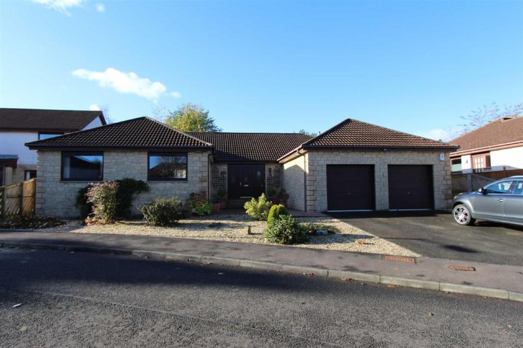 38 Bellhouse Road, Aberdour KY3 0TL 4 bed detached bungalow £2,000