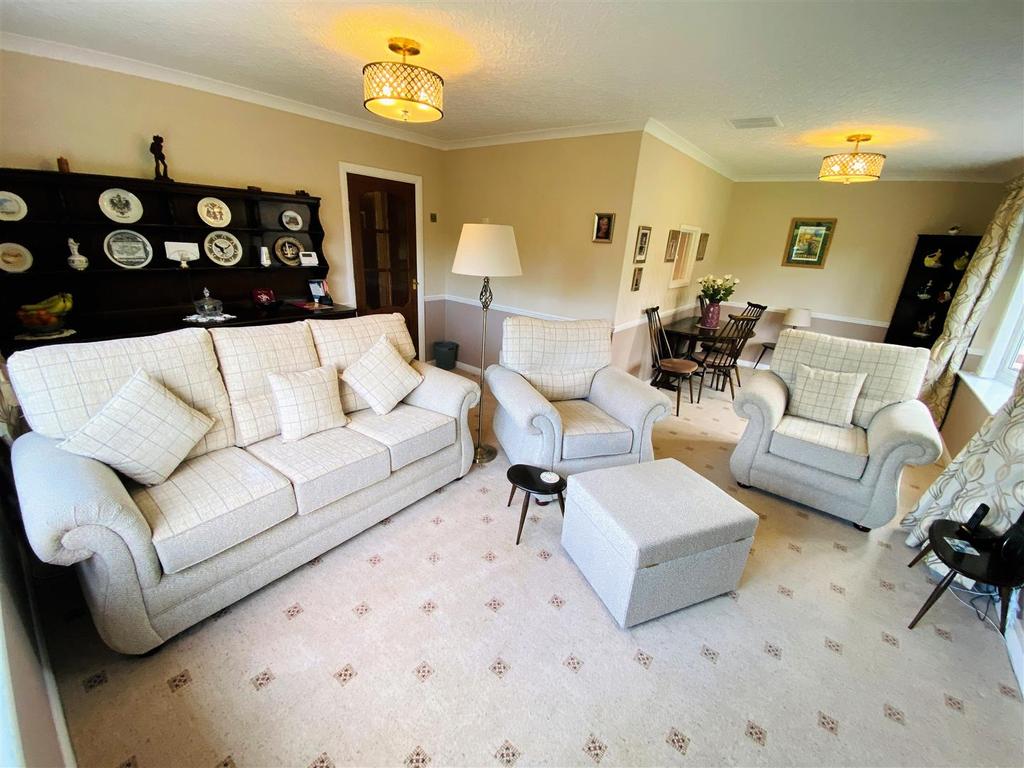 High Street, Hook, Goole 3 bed detached bungalow £270,000