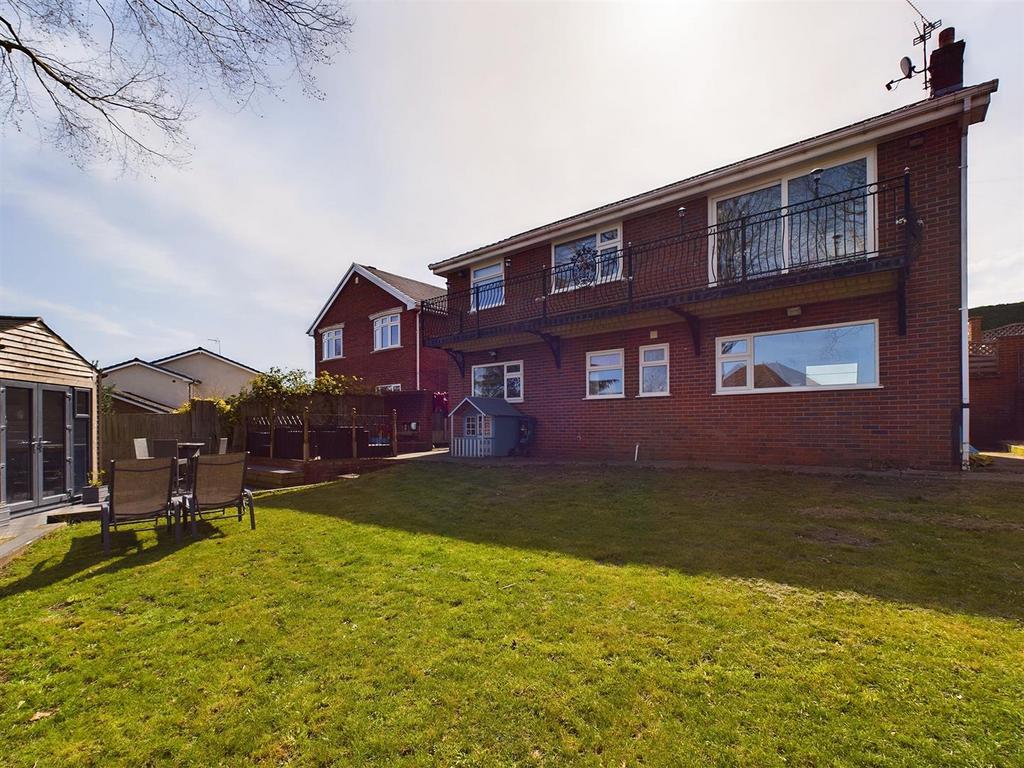 Glyn Avenue, Wrexham 5 bed detached house £430,000