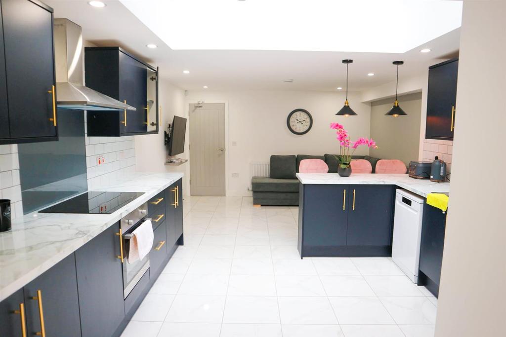 Hugh Road, Coventry 5 bed terraced house £2,550 pcm (£588 pw)
