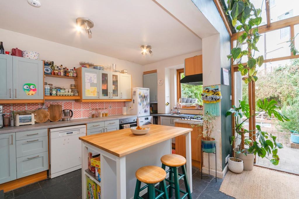 LLIHYRREPREPPU8 - Kitchen E.jpg