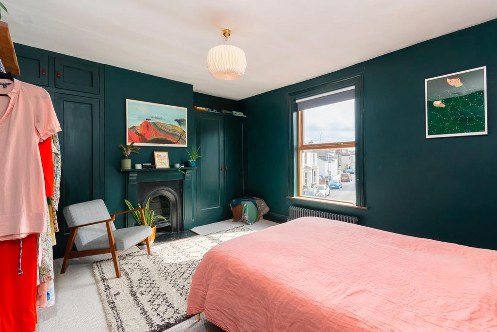 LLIHYRREPREPPU8 - Bedroom M.jpg