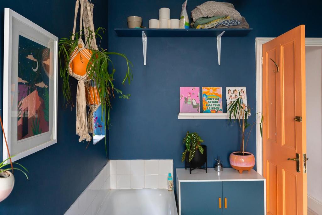 LLIHYRREPREPPU8 - Bathroom A.jpg