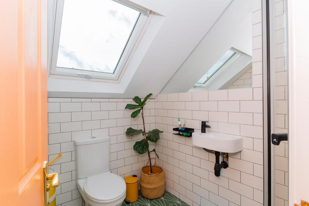 LLIHYRREPREPPU8 - Shower Room C.jpg
