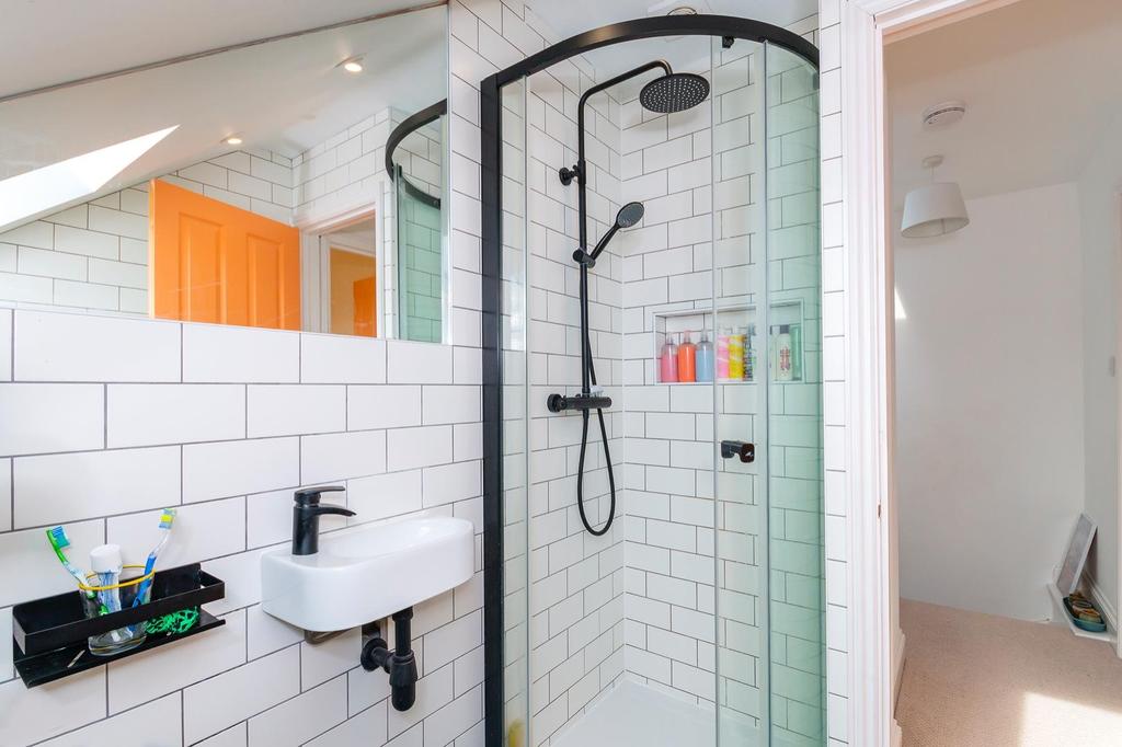 LLIHYRREPREPPU8 - Shower Room B.jpg