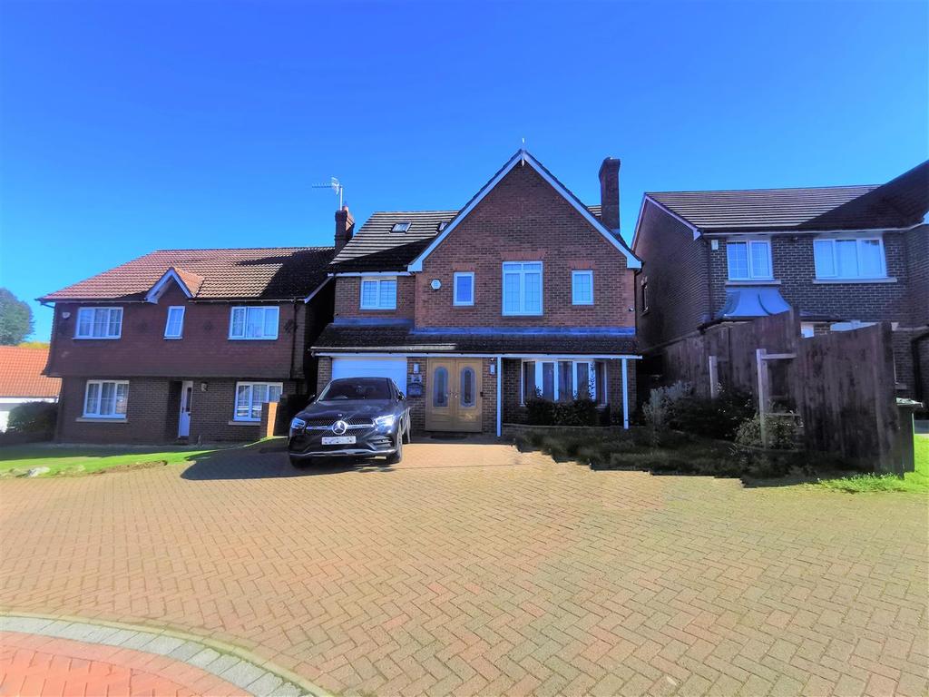 Five Fields Close, Watford 5 bed detached house £3,200 pcm (£738 pw)