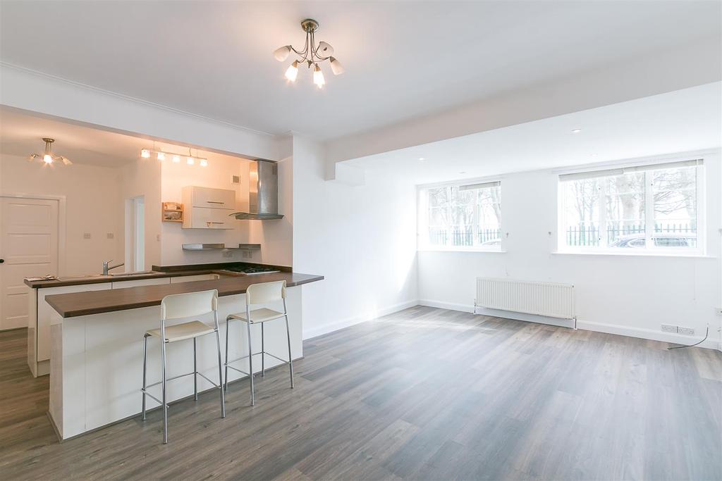 Moor Court, Westfield, Gosforth 2 bed flat £725 pcm (£167 pw)