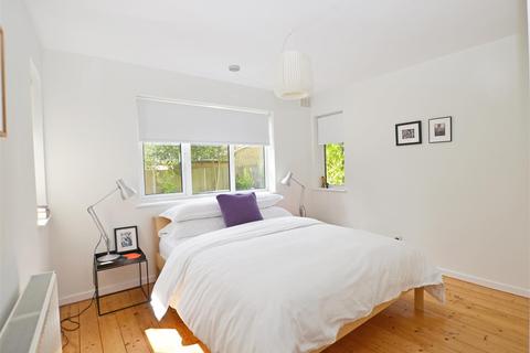 2 bedroom flat for sale - Peveril Drive, Teddington