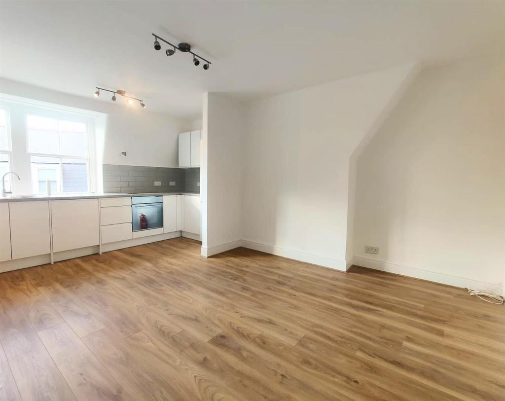 Glenmore Road, Belsize Park, NW3 3 bed flat £3,600 pcm (£831 pw)