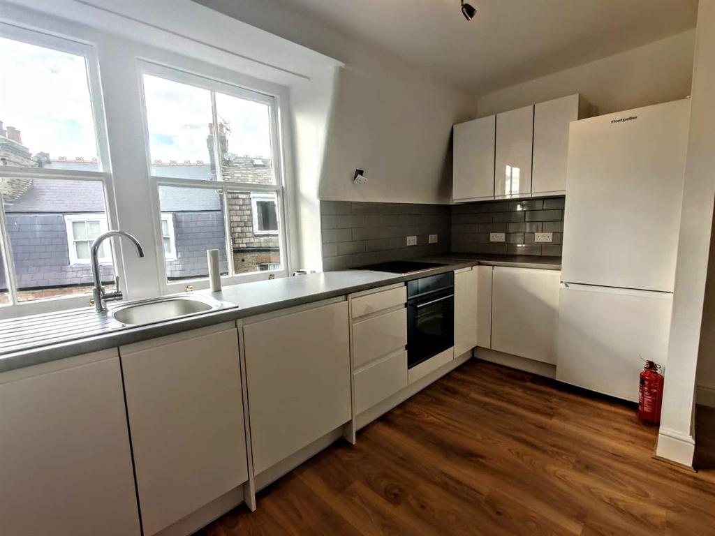 Glenmore Road, Belsize Park, NW3 3 bed flat £3,600 pcm (£831 pw)
