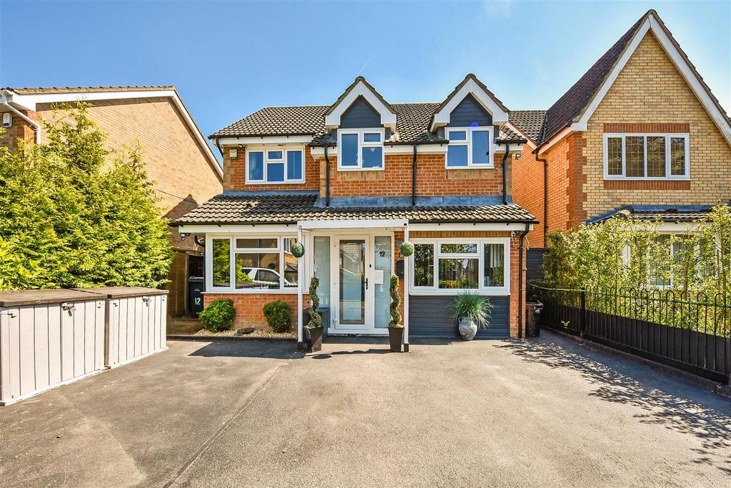 Winton Chase, Andover 4 bed detached house £435,000
