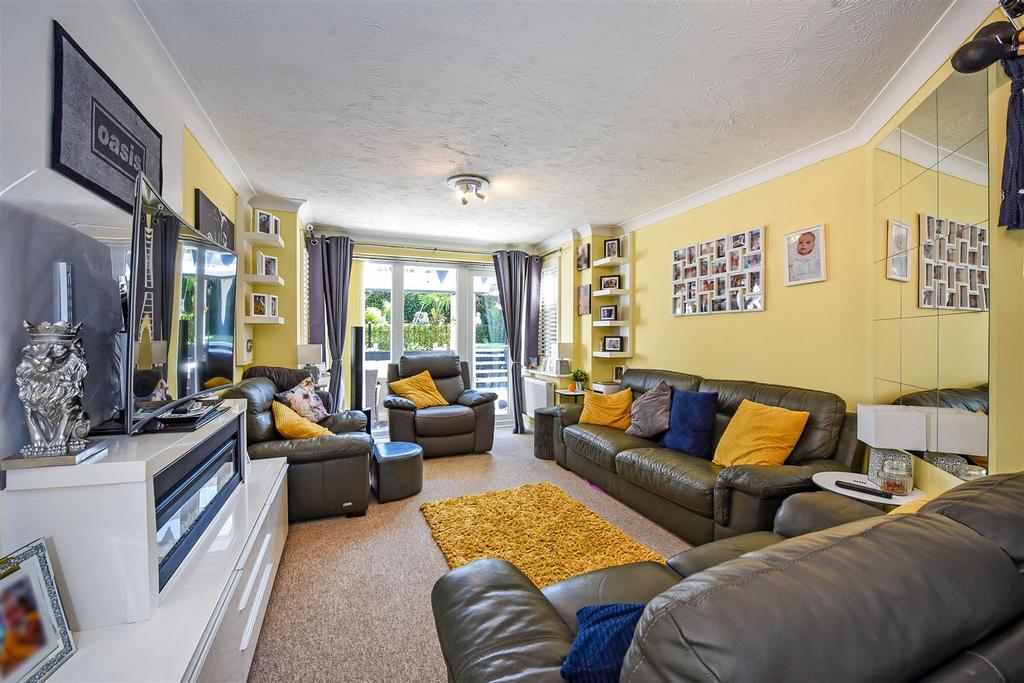 Winton Chase, Andover 4 bed detached house £435,000