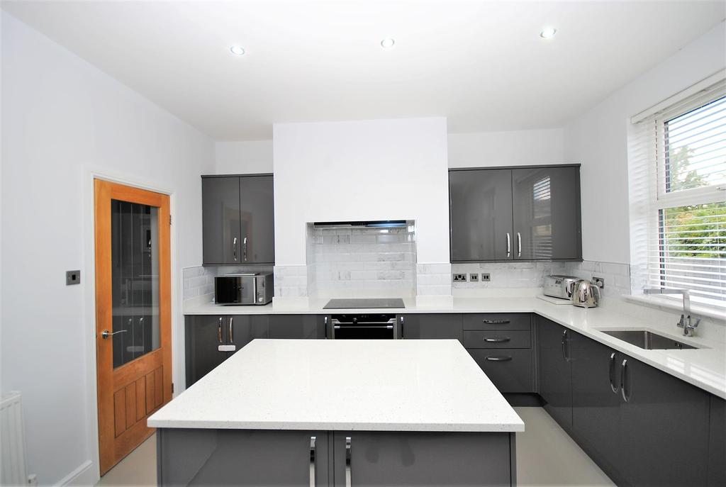12strawberryavenue KITCHEN.JPG