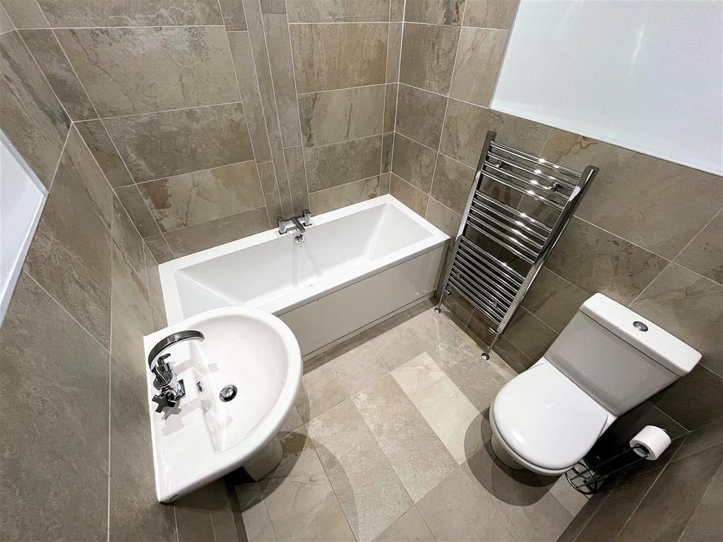 12strawberryavenue BATHROOM.jpg