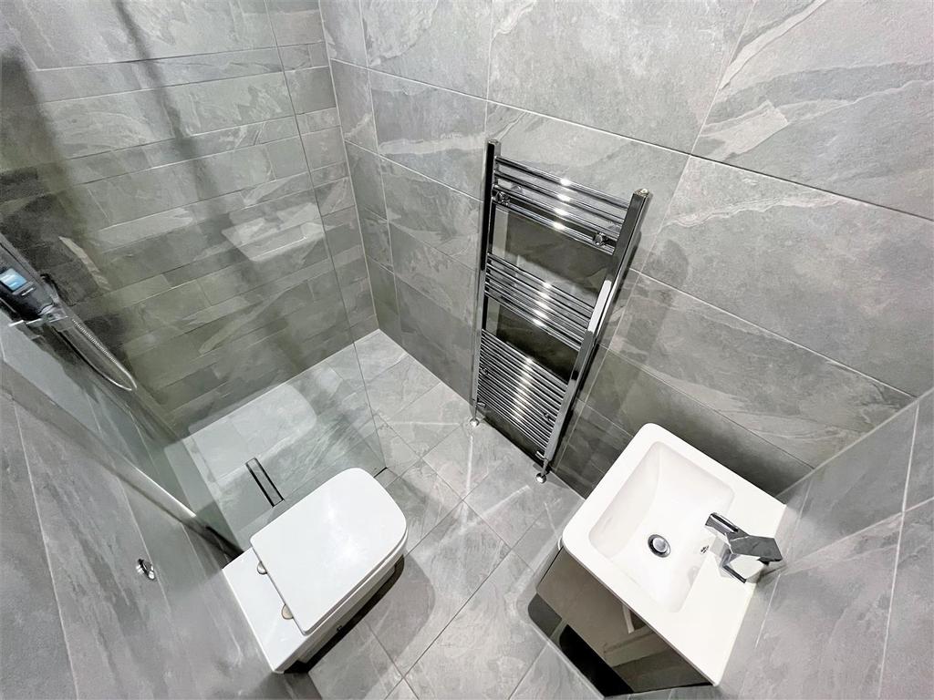 12strawberryavenue ENSUITE.jpg