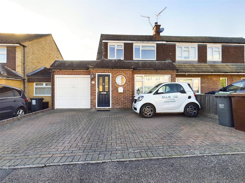 Fleming Way, Tonbridge, Kent, TN10 3 bed semidetached house £1,650